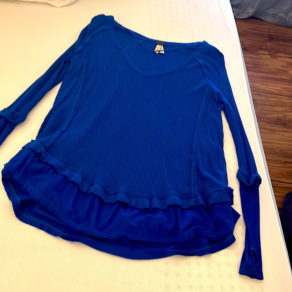 Free people - perfect condition (worn once) blue thermal top with thumb holes